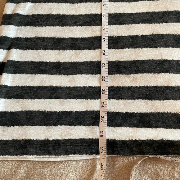Striped Black and White Women's Top Plus Size 22/24W - Picture 7 of 7
